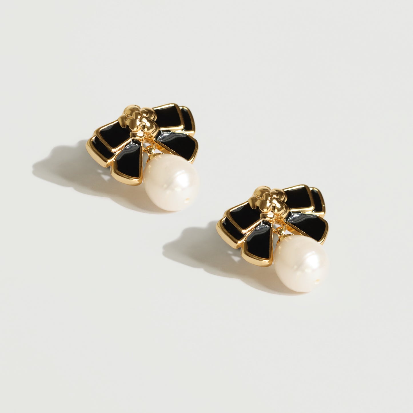 Noir Ribbon Pearl Earring